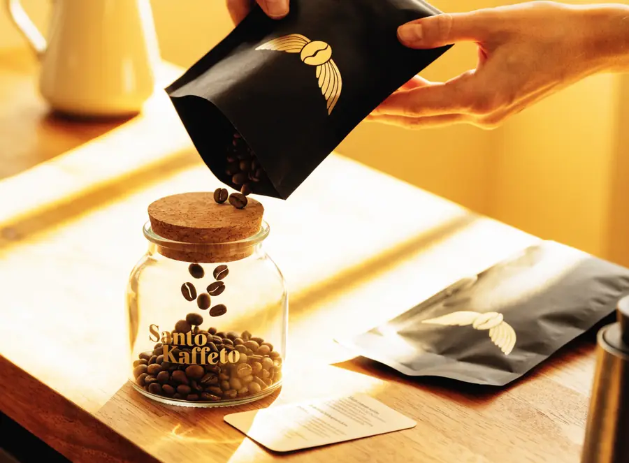 Manos recargando el frasco de vidrio desde una bolsa refill